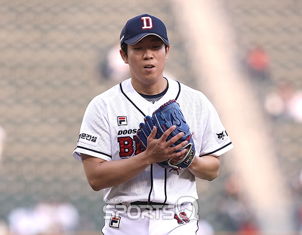[포토Q] 두산 김민규 '무실점 이어가며 박수'