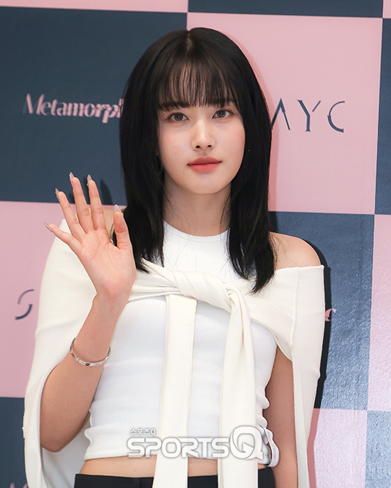 [포토Q] 스테이씨 윤 눈맞춤에 심쿵