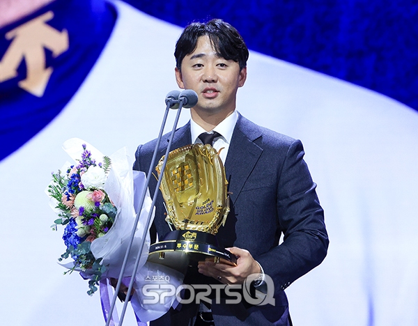 [포토Q] NC 하트 2024 골든글러브 투수 부문 수상