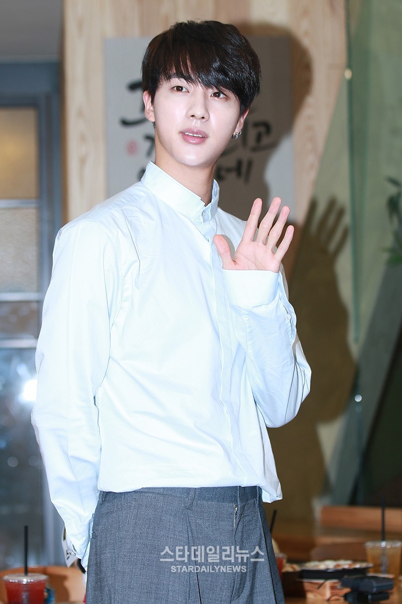 [S포토] 방탄소년단 진, 저건 나에게 흔드는 손이야 (한위싱동타이)