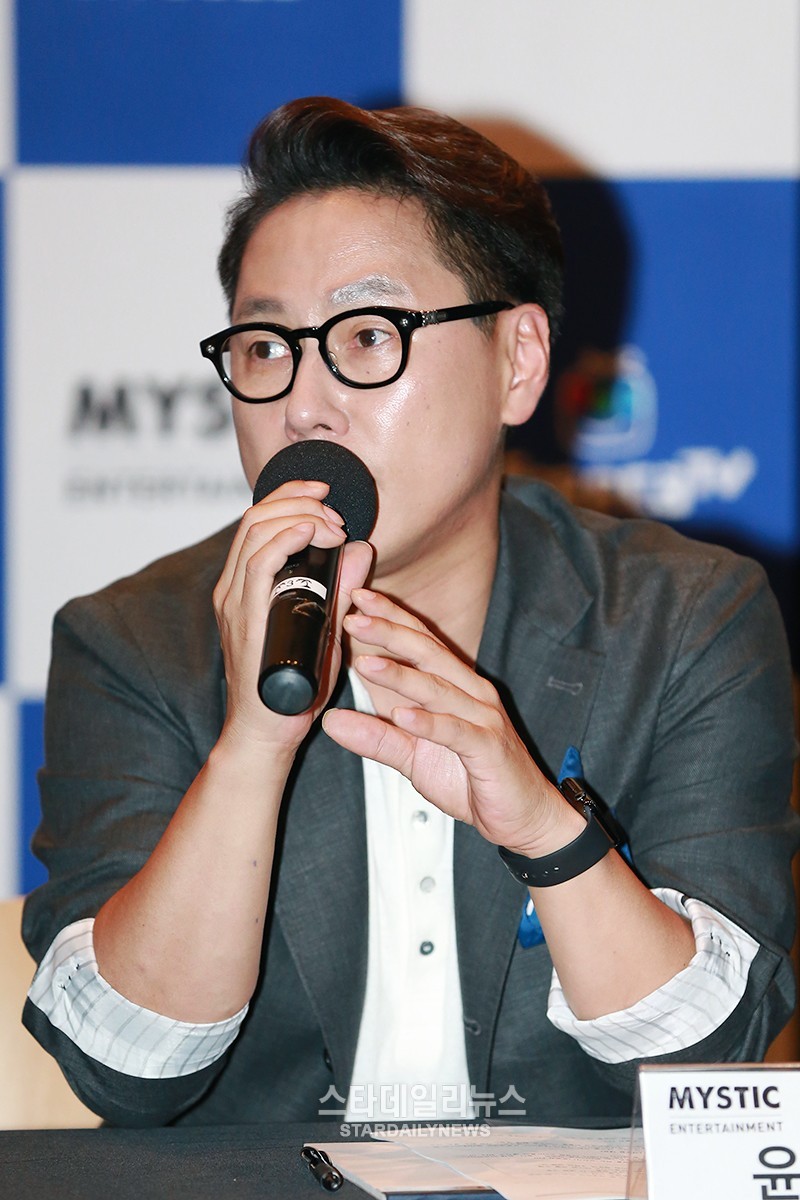 [S포토] 윤종신, 진지한 대표의 모습 (아프리카TV·미스틱엔터테인먼트 조인트 벤처 설립 기자간담회)