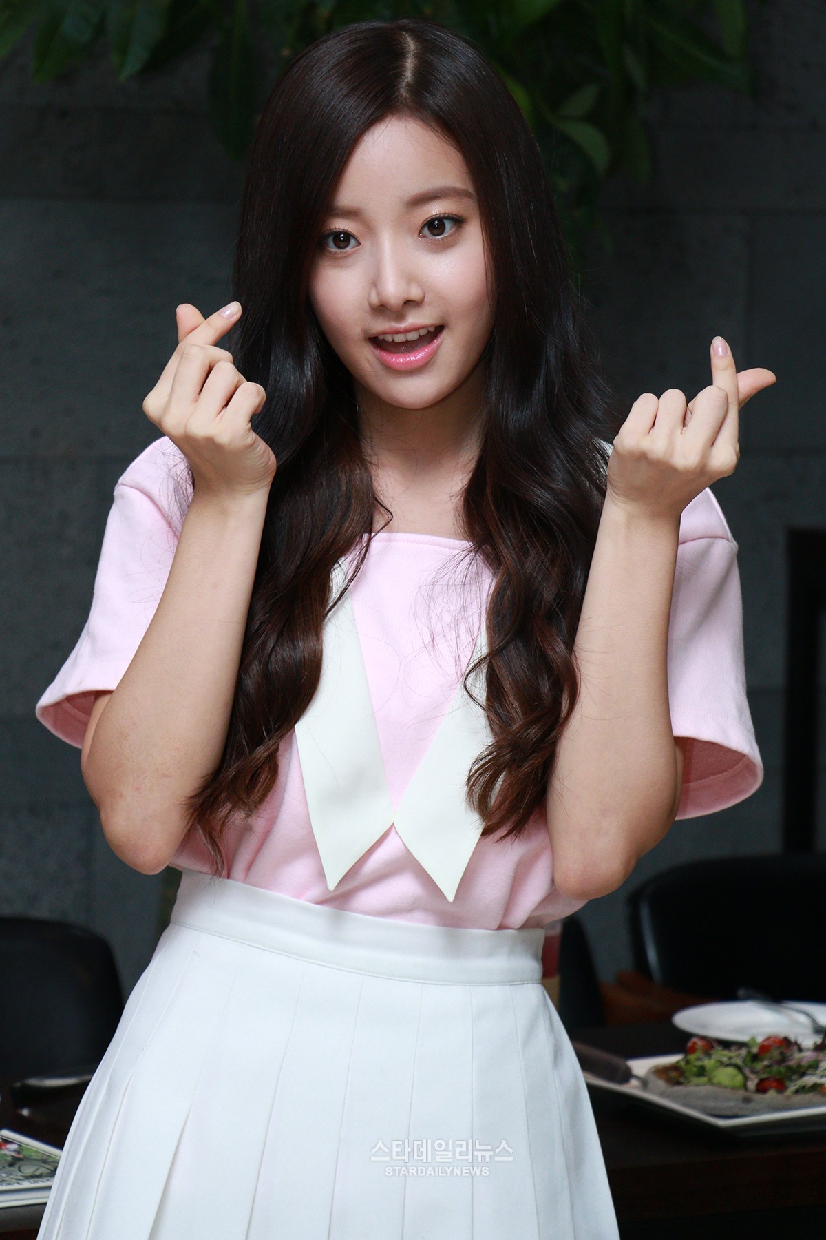 [S포토+] 에이프릴 현주, 손가락이 참 길다 (한위싱동타이)