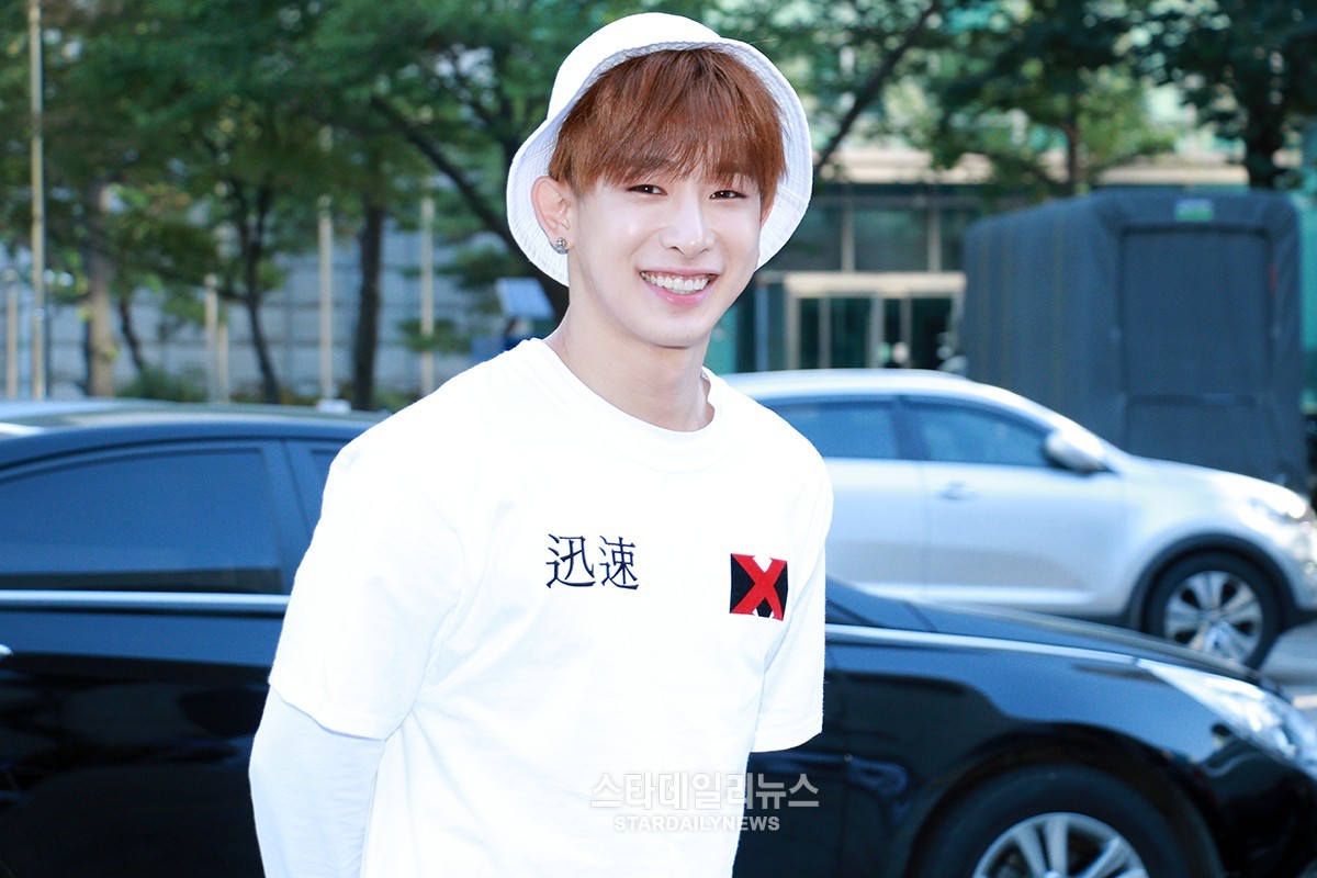 [S포토] 몬스타엑스 원호, 원호의 살인미소 (뮤직뱅크 출근길)