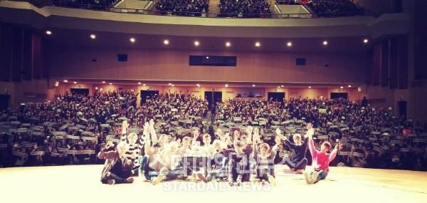 세븐틴 2,000여 명의 팬과 함께 꿈 같은 팬미팅 개최