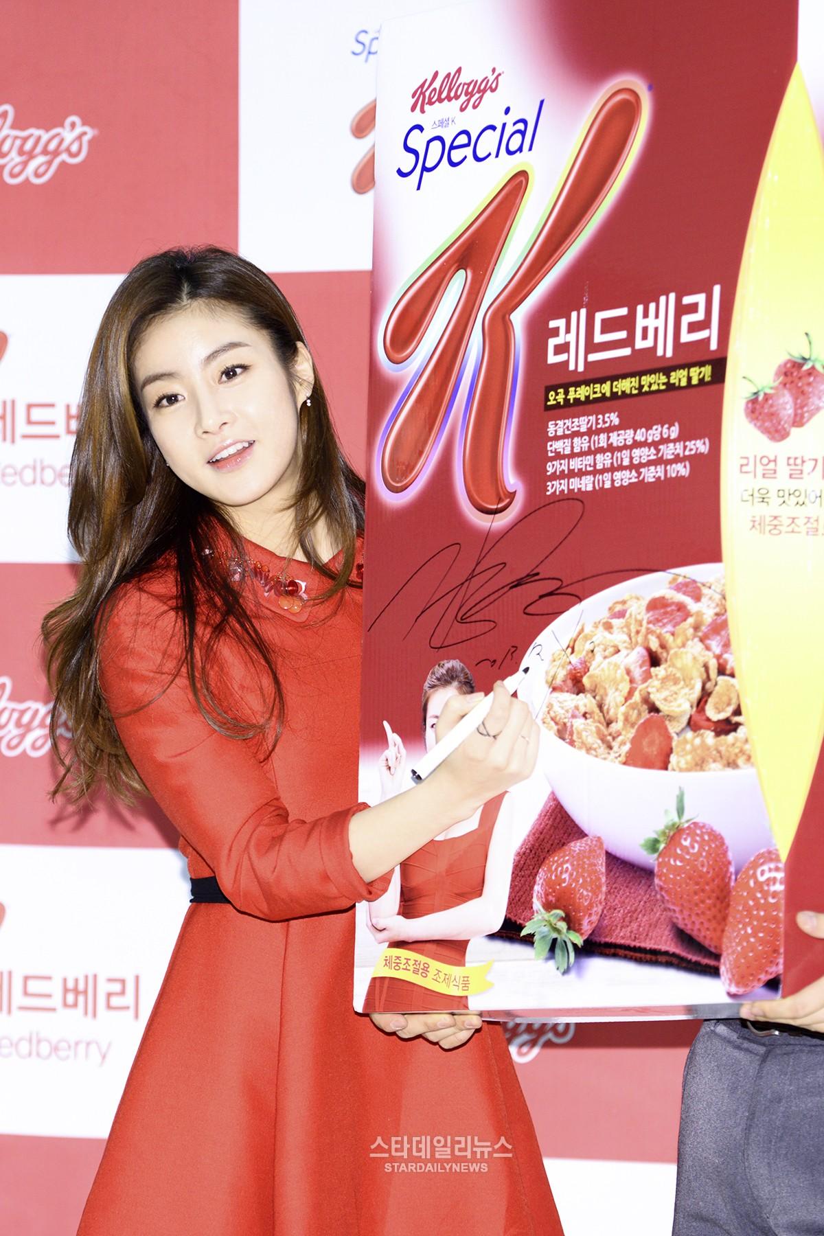 [S포토+] 강소라, 여기에 이렇게 사인 했어요~ (캘로그 팬사인회)