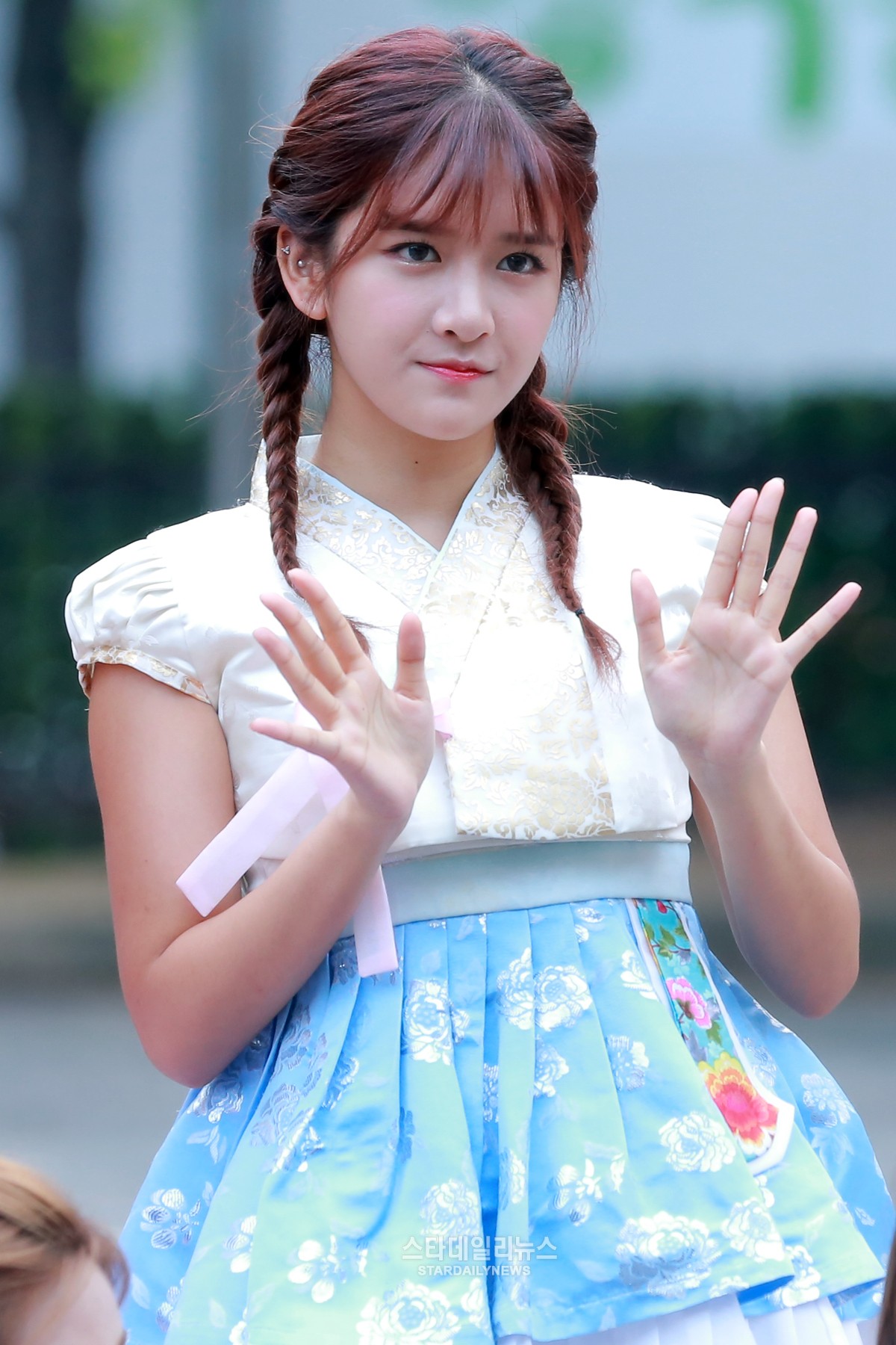 [S포토+] 우주소녀 엑시, 한복 입어도 카리스마 소정이 (뮤직뱅크 출근길)