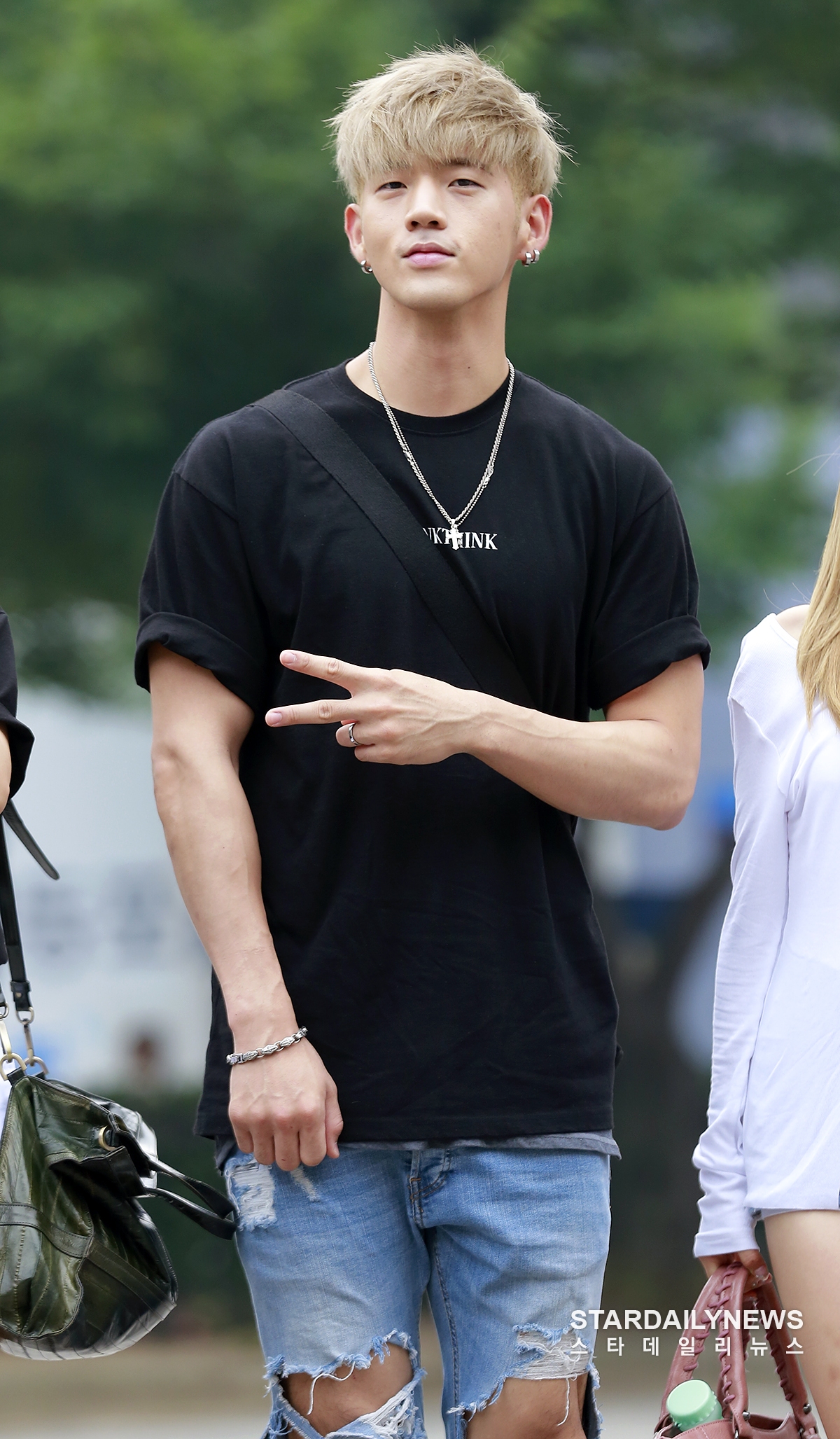 [S포토] 카드(KARD) 비엠(BM), 이게 본토에서 넘어온 다 (뮤직뱅크 출근길)
