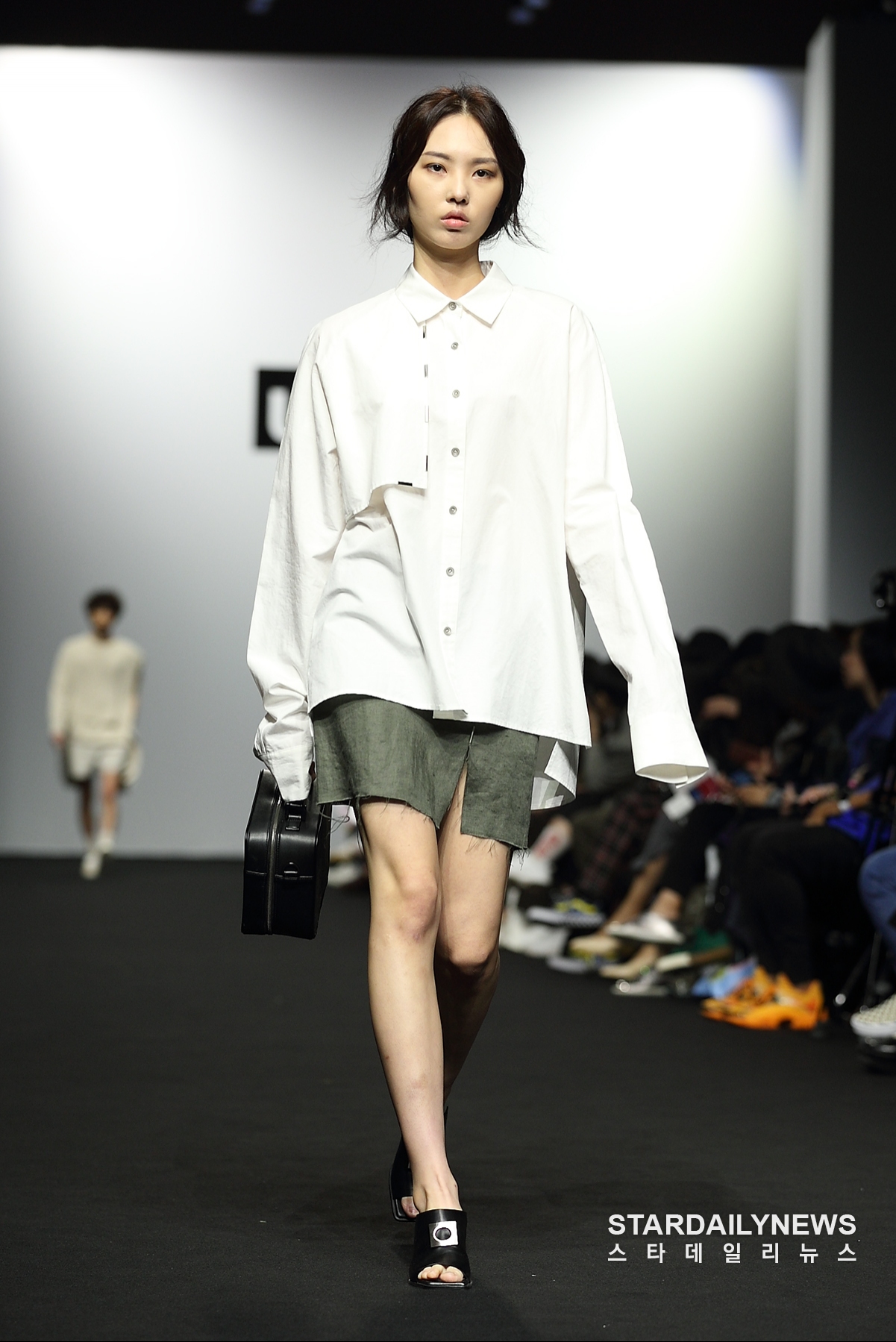 [S포토] 아티스트의 라이프스타일 추구하는 ul:kin 패션쇼 LOOK 8 (서울패션위크)