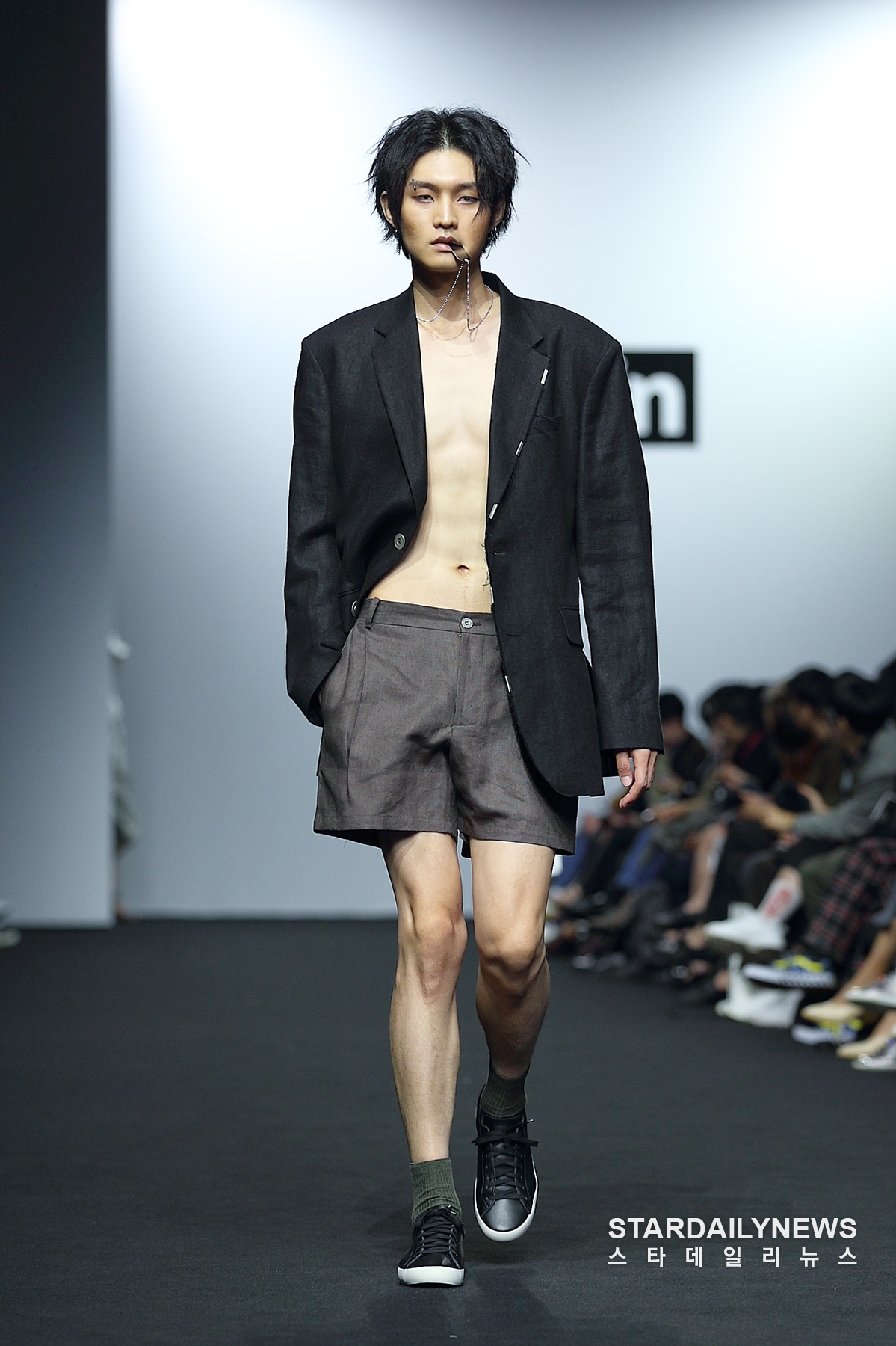 [S포토] 아티스트의 라이프스타일 추구하는 ul:kin 패션쇼 LOOK 14 (서울패션위크)