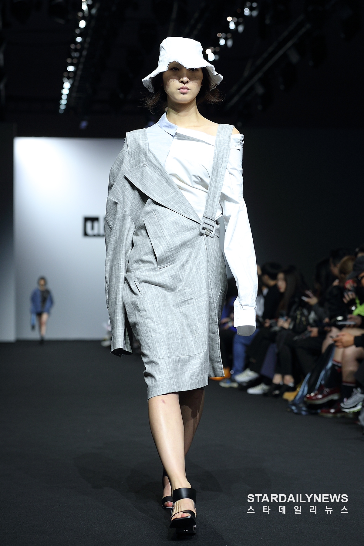 [S포토] 아티스트의 라이프스타일 추구하는 ul:kin 패션쇼 LOOK 15 (서울패션위크)