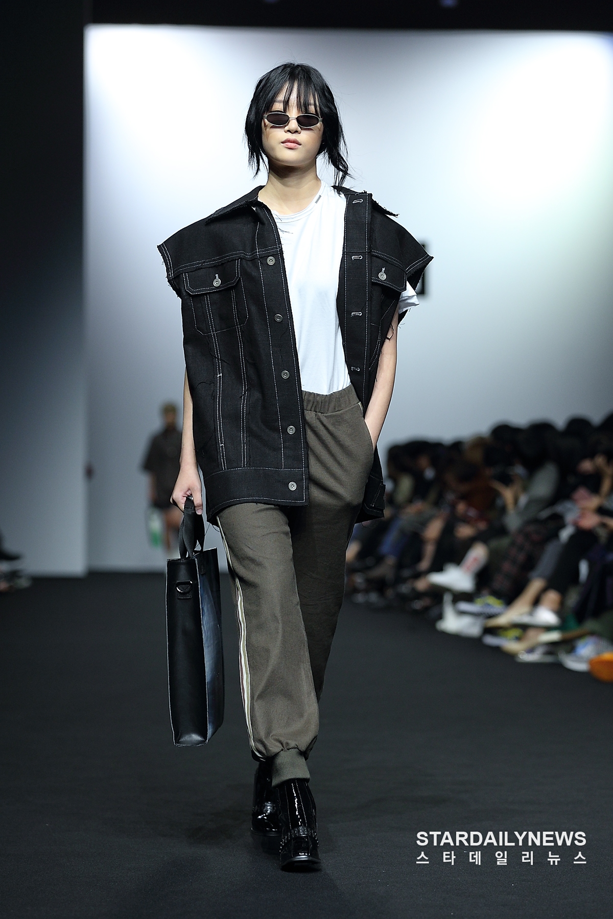 [S포토] 아티스트의 라이프스타일 추구하는 ul:kin 패션쇼 LOOK 30 (서울패션위크)