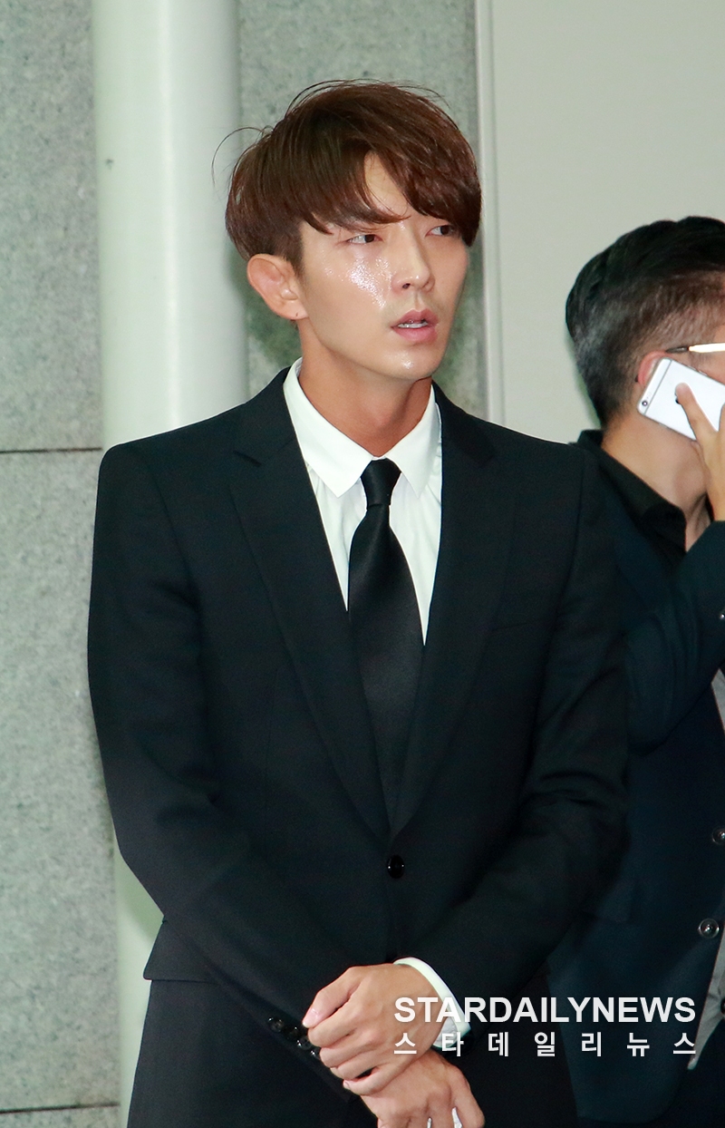 [S포토] 이준기, 눈물이 마르지 않는 나무엑터스 동료 (故김주혁 발인)