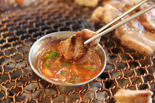 강릉 맛집 택지골 수제생갈비, 국내산 돼지생갈비 맛볼 수 있어