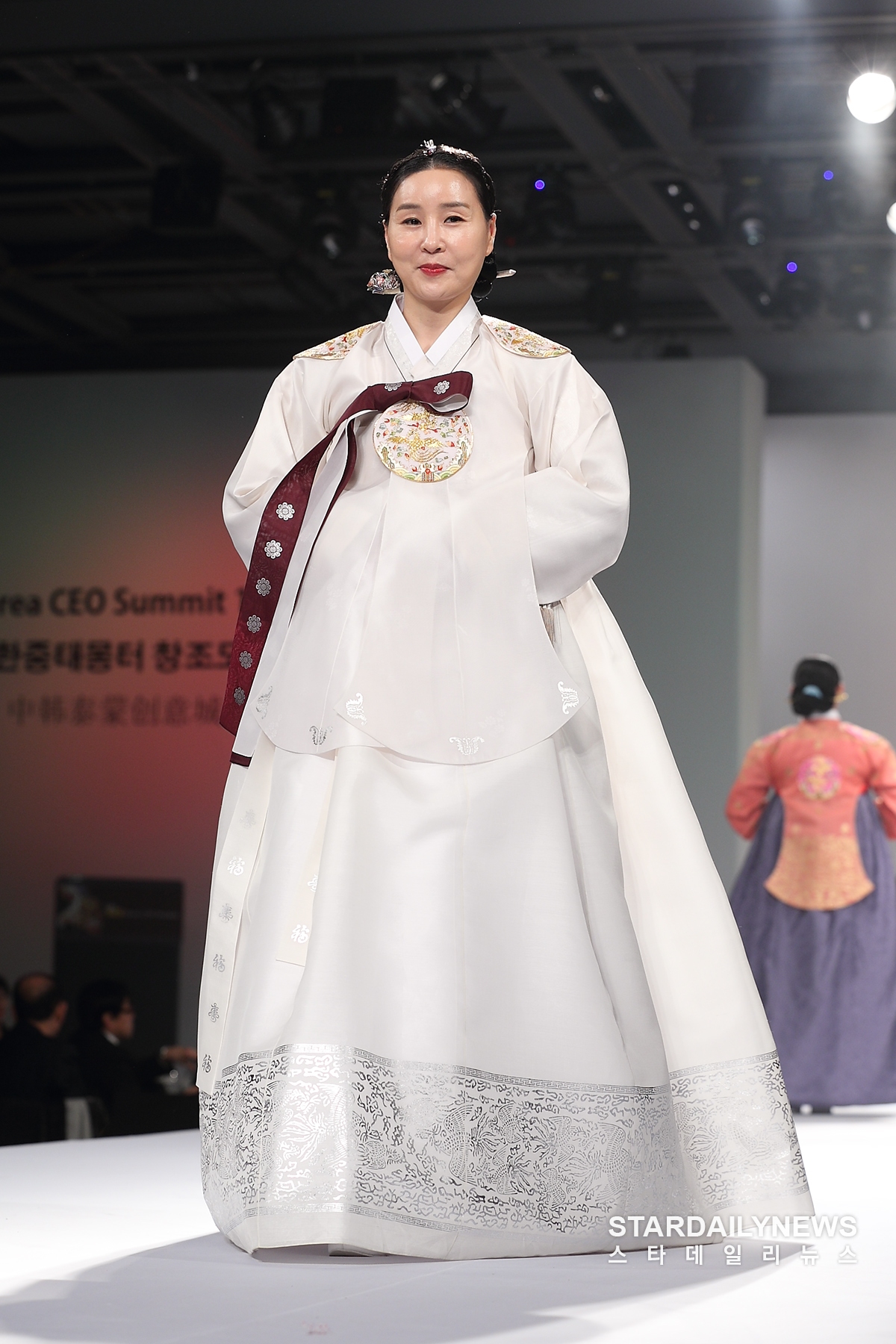 [S포토] 인형같은 미모로 선보이는 한복의 품격~  (김혜순 한복패션쇼)