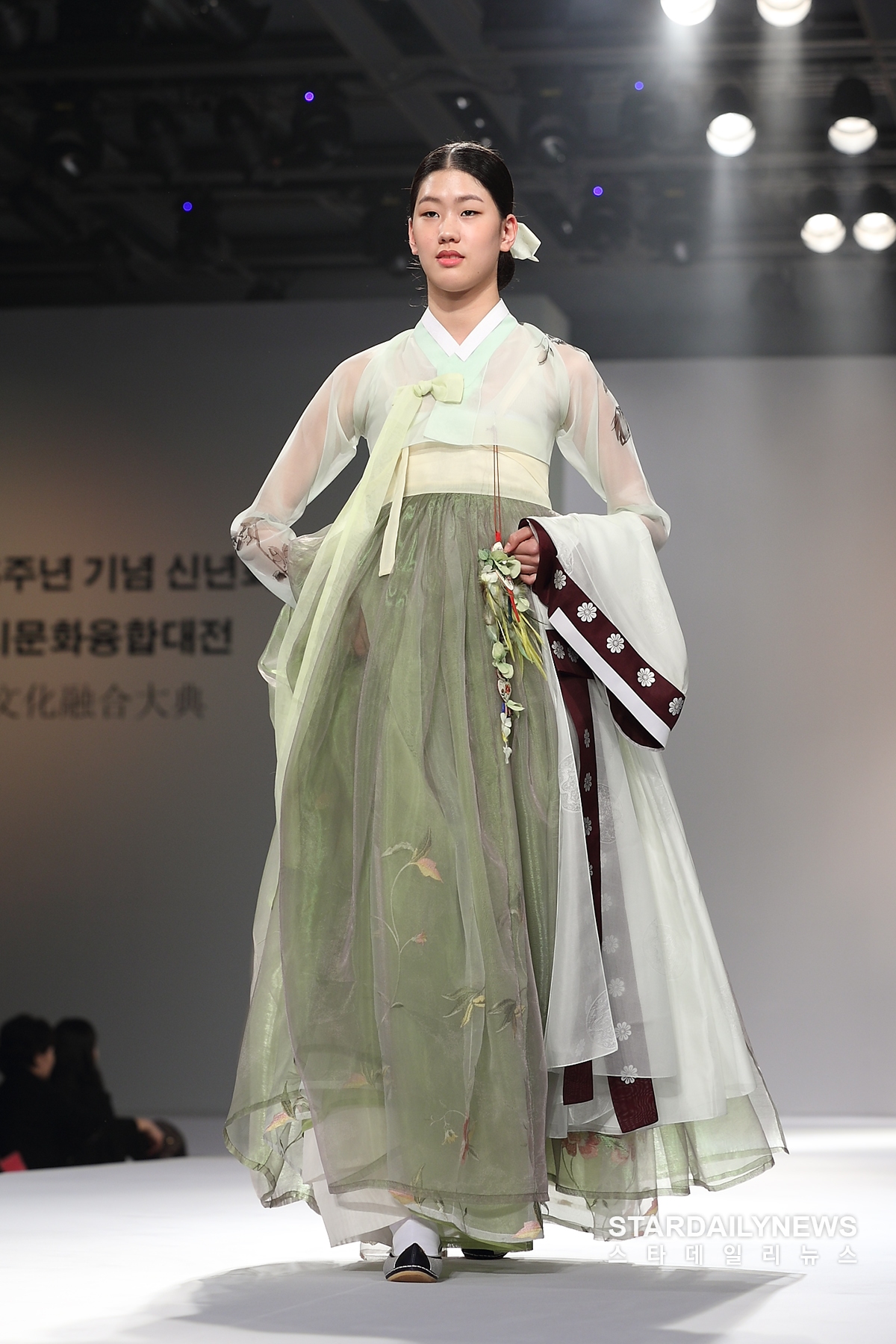 [S포토] 치마의 꽃무늬와 꽃장식 노리개 환상조합~  (김혜순 한복패션쇼)