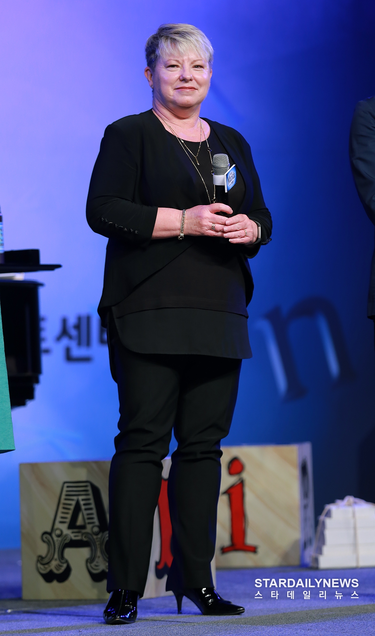 [S포토] 인사 전하는 루이즈 위더스 로열셰익스피어컴퍼니 해외 총괄 프로듀서  (마틸다)