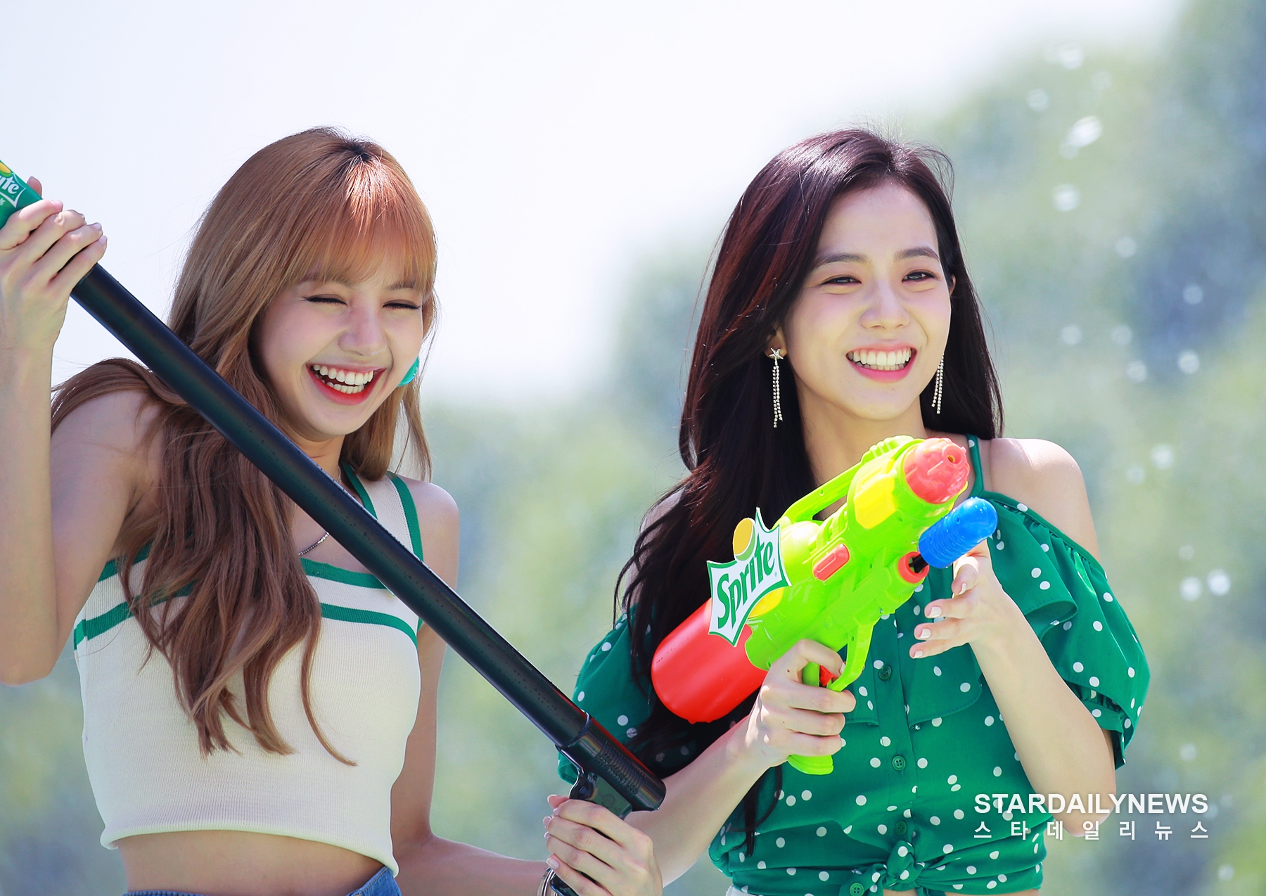 [S포토] 블랙핑크(BLACKPINK) 리사-지수, 넘므 재밌자느 (워터밤2018)