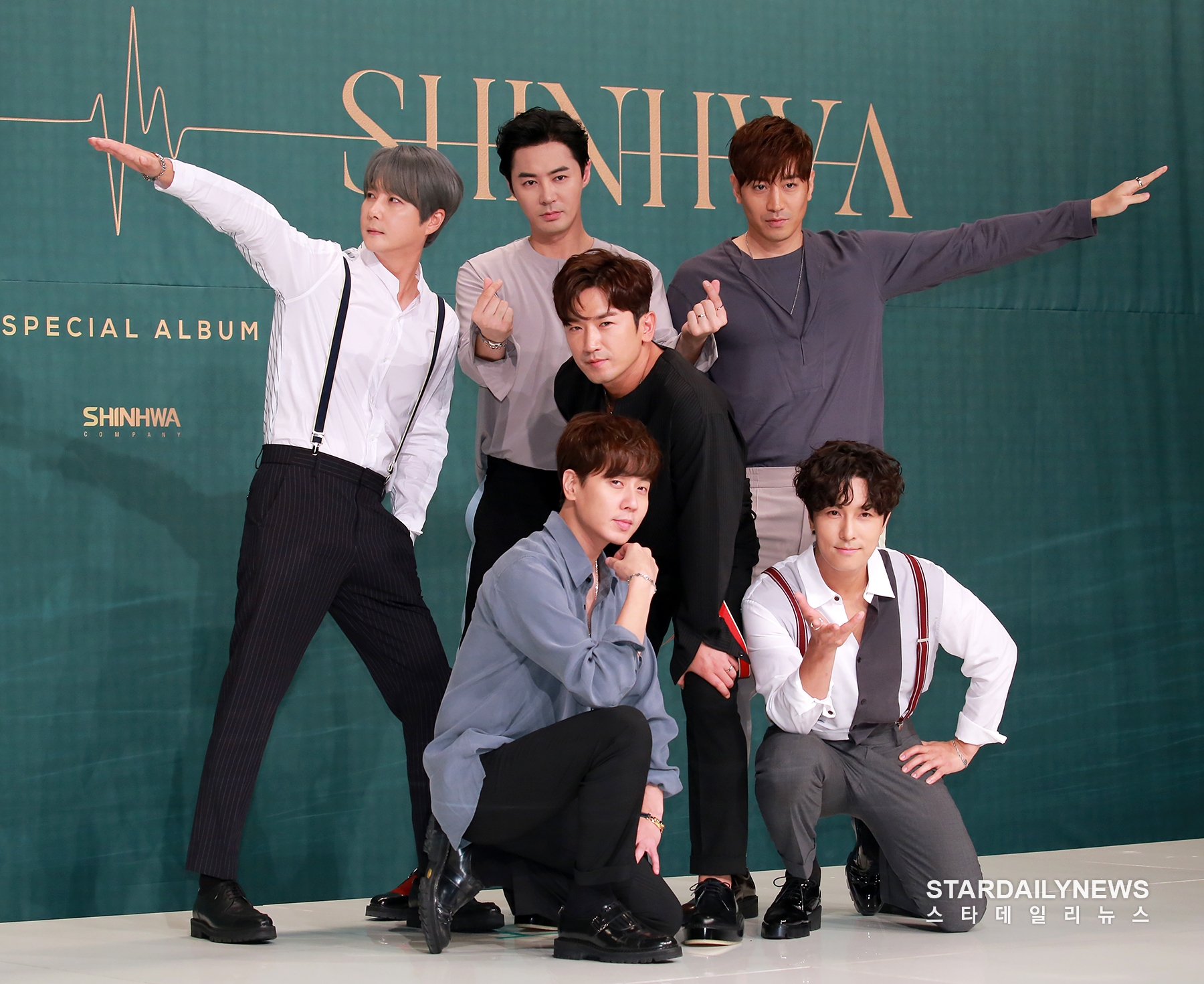 [S포토] 신화(SHINHWA), 90년대 포즈로 신화입니다 (기자간담회)