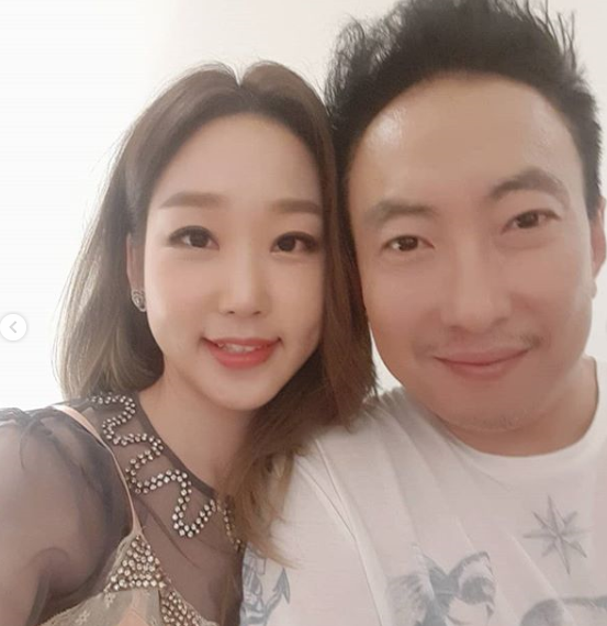 '박명수 아내' 한수민, SNS 방송 중 손동작 논란에 