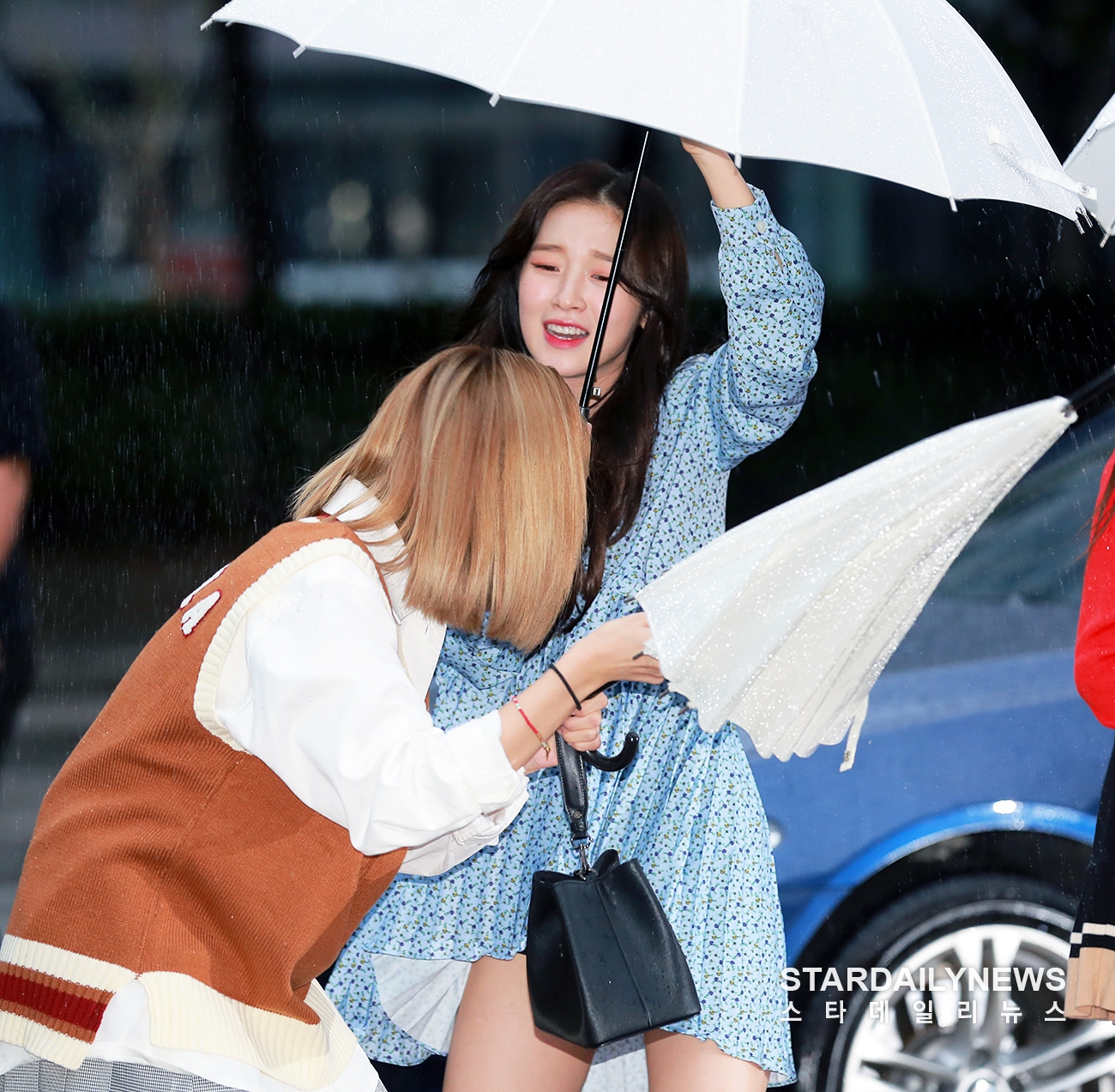 [S포토] 오마이걸 아린-미미, 아이고메 비맞는다 (뮤직뱅크 출근길)