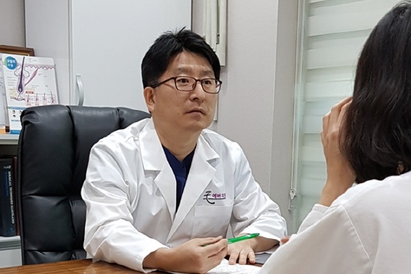 헤어라인 교정, 이미지 개선에 도움