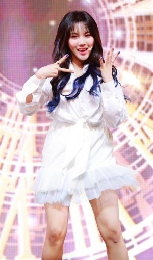 [S포토] 공원소녀 소소, 가위로 보를 이깁니다 (밤의 공원)