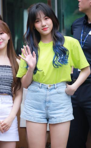 [S포토] 공원소녀 소소, 소소의 소소한 손인사 (뮤직뱅크 출근길)