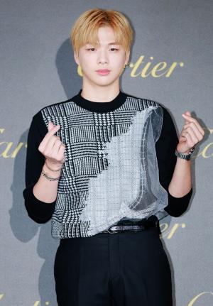 [S포토] 강다니엘, 하트 장인 강다니 (까르띠에)