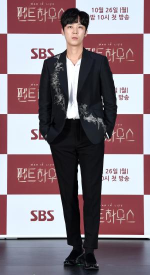 [S포토] 윤종훈, 나 지금 기분이 좋지 않아 (펜트하우스)
