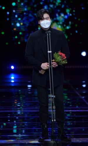 [S포토] 이장우, 상받은 우대표 (2020 KBS 연기대상)