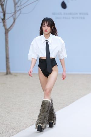 [S포토] 서울패션위크 데뷔 무대 가지는 디자이너 조본봄의 본봄(BONBOM) 컬렉션 LOOK 2 (서울패션위크)
