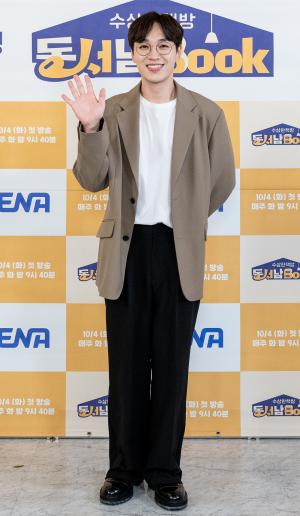 [S포토] 이석훈, 책을 읽읍시다 (수상한 책방 동서남Book)
