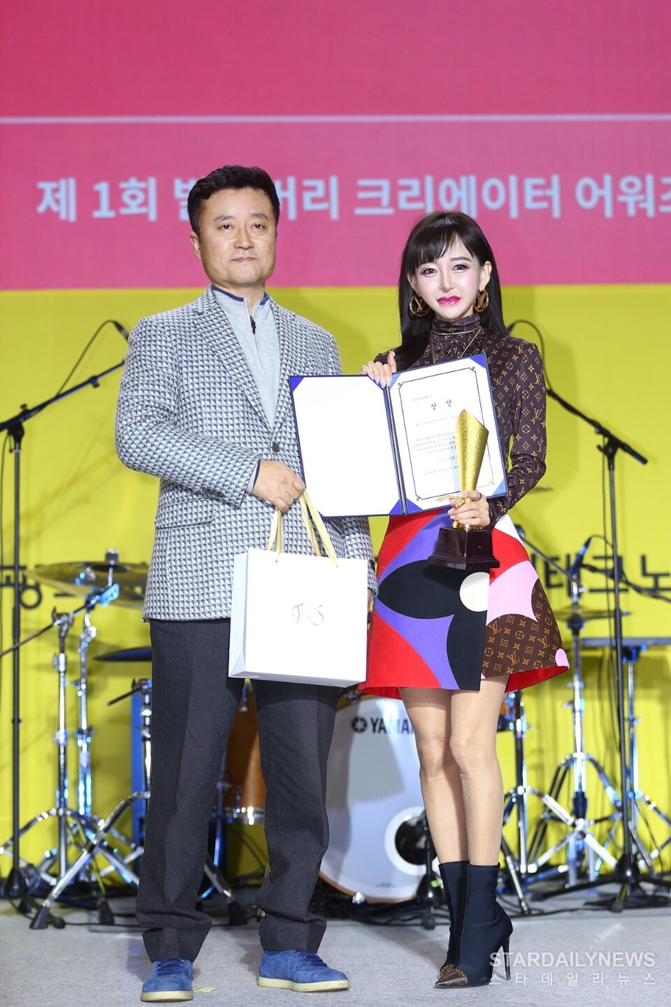 [S포토] 올리비아킴(Oliviakim), 베스트 엔터테인먼트 상 수상~ (빌리버리 크리에이터 어워즈)