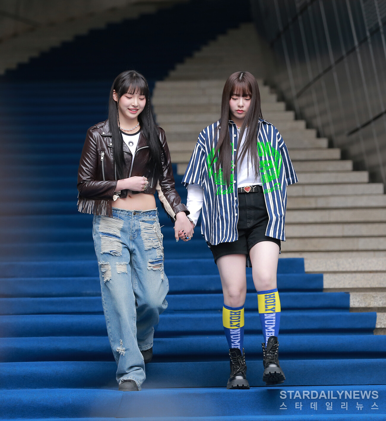 [S포토] 스타팅걸스 채은-승채, 아직 데뷔 전이라 호달달하니 손잡고 가자 (2023 F/W 서울패션위크)