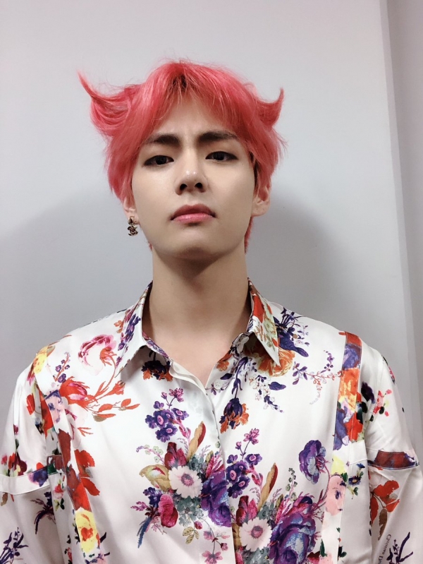 [아이돌정보] 방탄소년단 뷔, 뿔모양 빨간머리에 꽃무늬 셔츠... 독보적인 비주얼