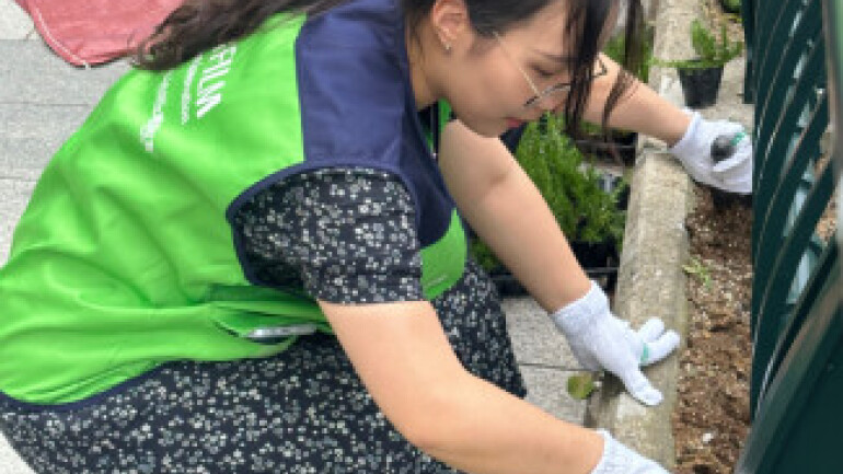 후지필름BI,청계천 꽃심기 행사 진행···친환경 활동 앞장서