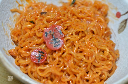 화제의 ‘신라면 볶음면’을 끓여 먹어보았다