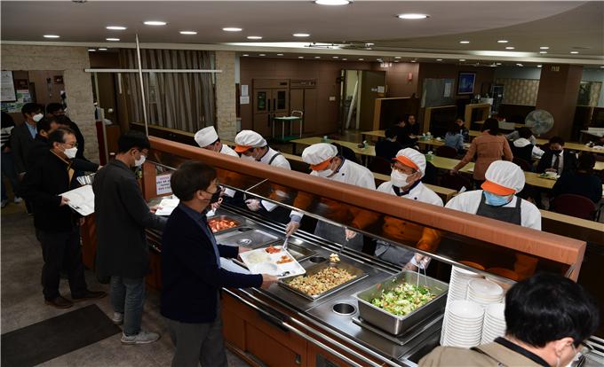 식사도 코로나 표준이 있다?···표준연 구내식당 표정