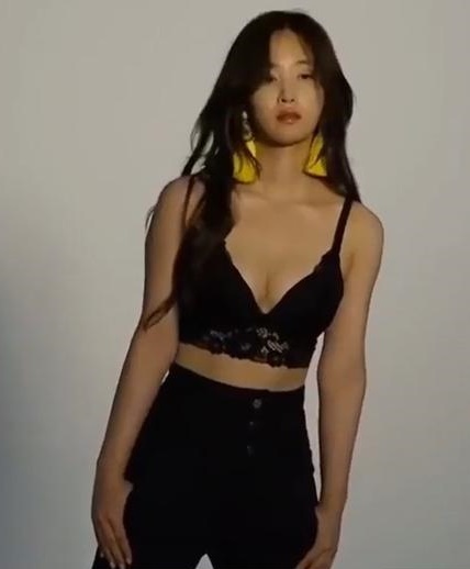 소녀시대 유리, 과감한 의상으로 섹시 매력 폭발... 다크 카리스마도 잘 어울려