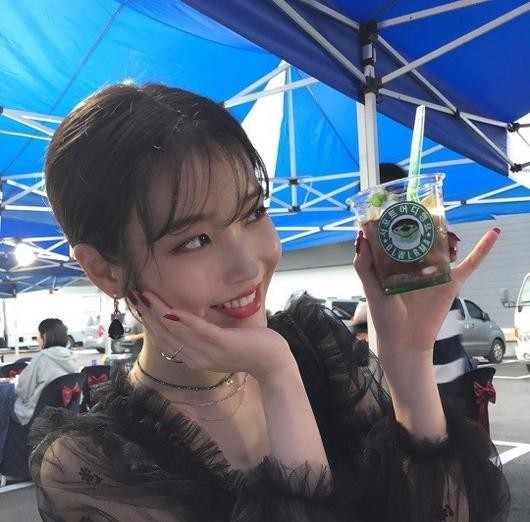 아이유, 팬들의 뷔페차 선물에 감동... 미소가 말해준다