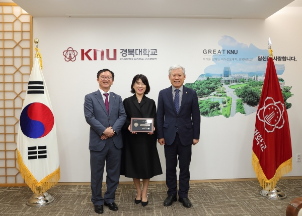 경북대, 광명부부치과 임광호, 김기양 원장에게 발전기금 감사패 전달