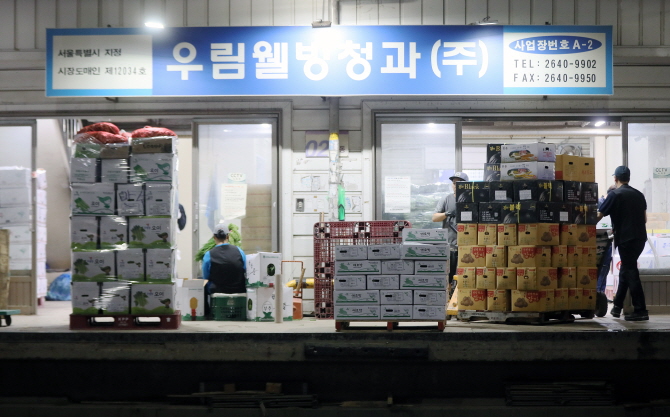 [시장도매인 24시] 시장도매인의 자부심, 농민과 상생·경매보다 신선
