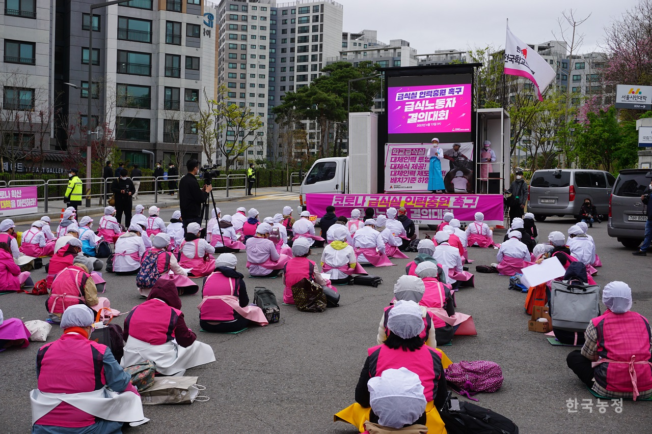 붕괴위기 학교급식 … 급식실 인력 충원해야