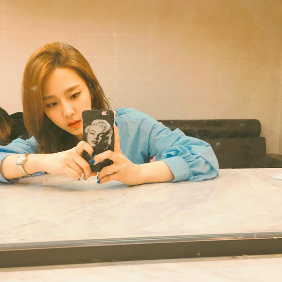 가수 김예원, 인스타그램 통해 단아한 여성미 사진 공개 ... 클래스가 다른 외모