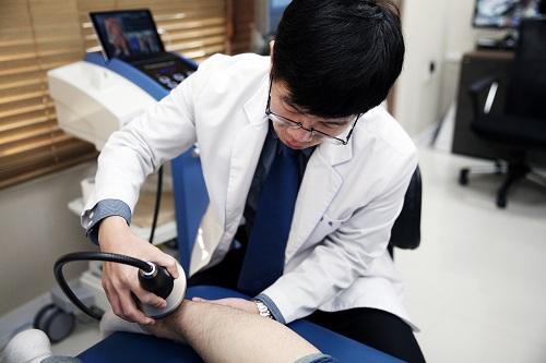 봄철 야외활동으로 놀란 근육, 도수치료로 개선 가능