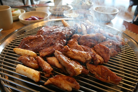 춘천 닭갈비 맛집 강산숯불닭갈비, 비법 매실양념 활용한 전통 숯불닭갈비 제공