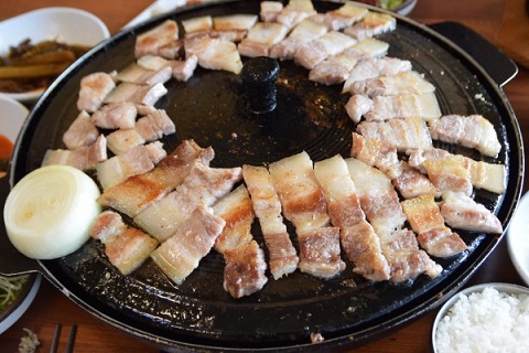 제주 중문 흑돼지 맛집 제주오성, 솥뚜껑으로 굽는 흑돼지정식 제공