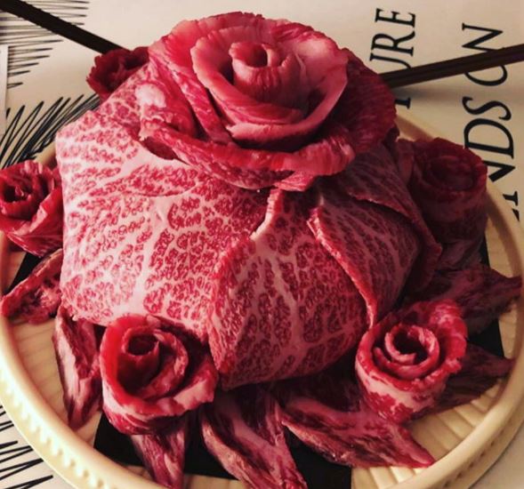 한우케이크도 등장 돈스파이크가 생일 파티 초대한 사람들에게 먹인 음식 비주얼 (사진)