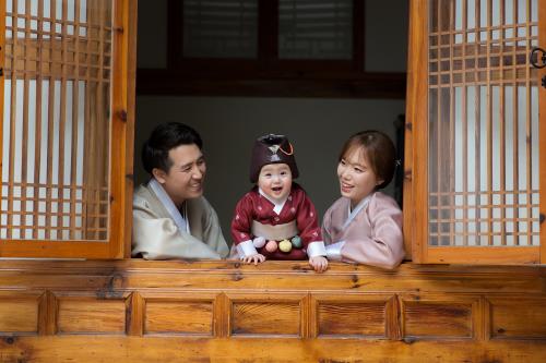 한옥스튜디오 나빛, 프리미엄 한복 제공…전통돌사진 고급화 선도