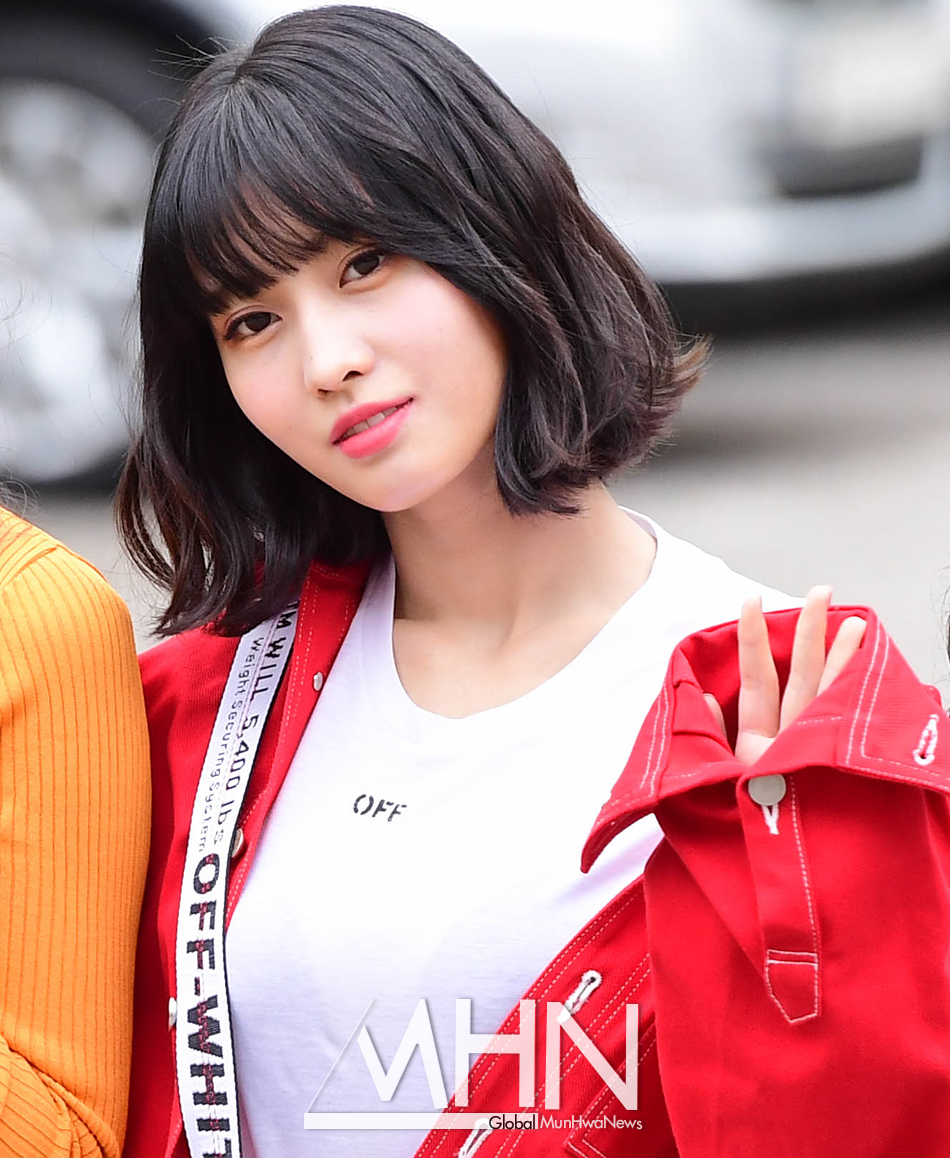 [MHN포토] 트와이스 모모 이른 아침에도 빛나는 꿀피부